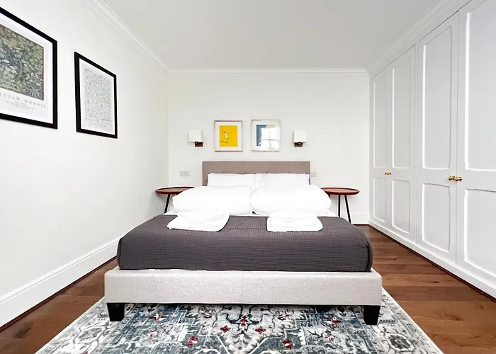 Museum St Central Soho Townhouse